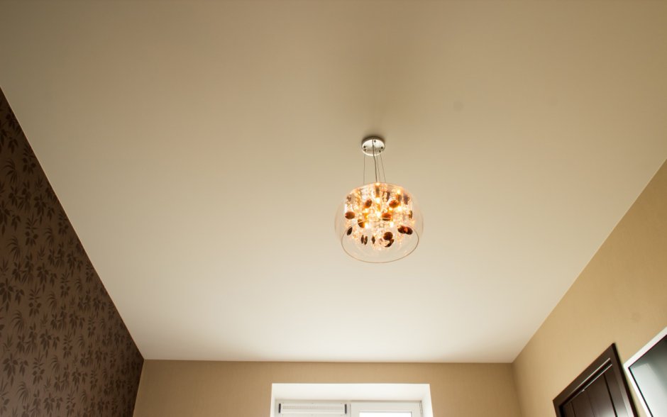 Бежевый натяжной потолок