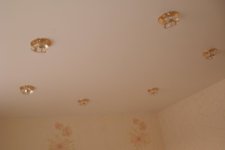 Бежевый натяжной потолок