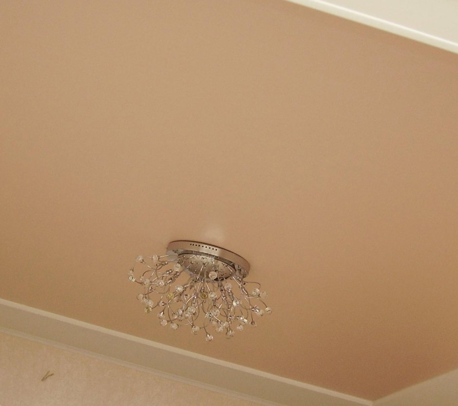 Матовый кремовый потолок