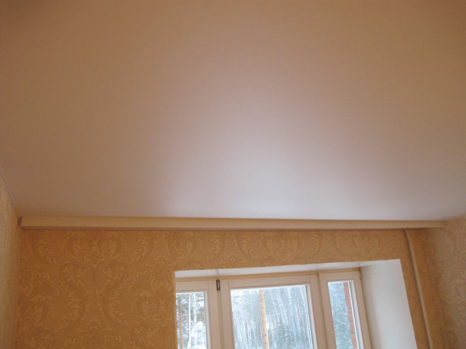 Матовый натяжной потолок в спальне