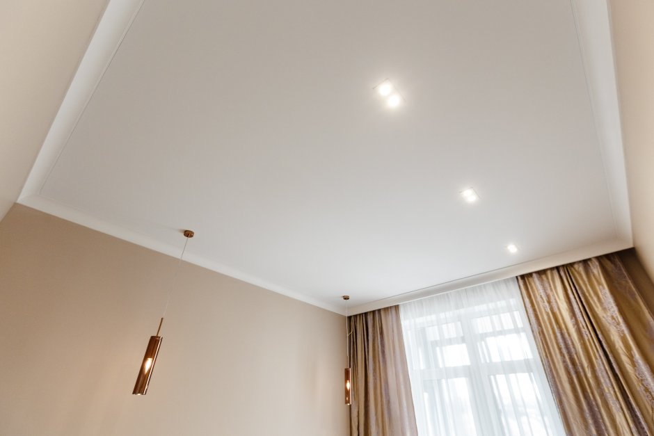 Бежевый потолок