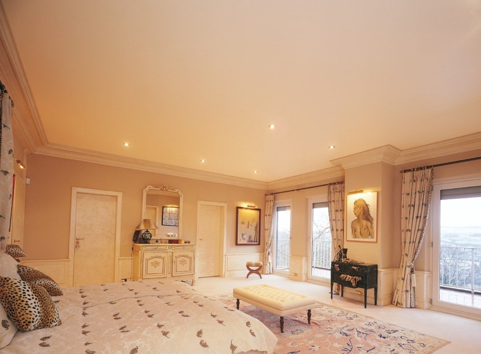 Бежевый матовый потолок