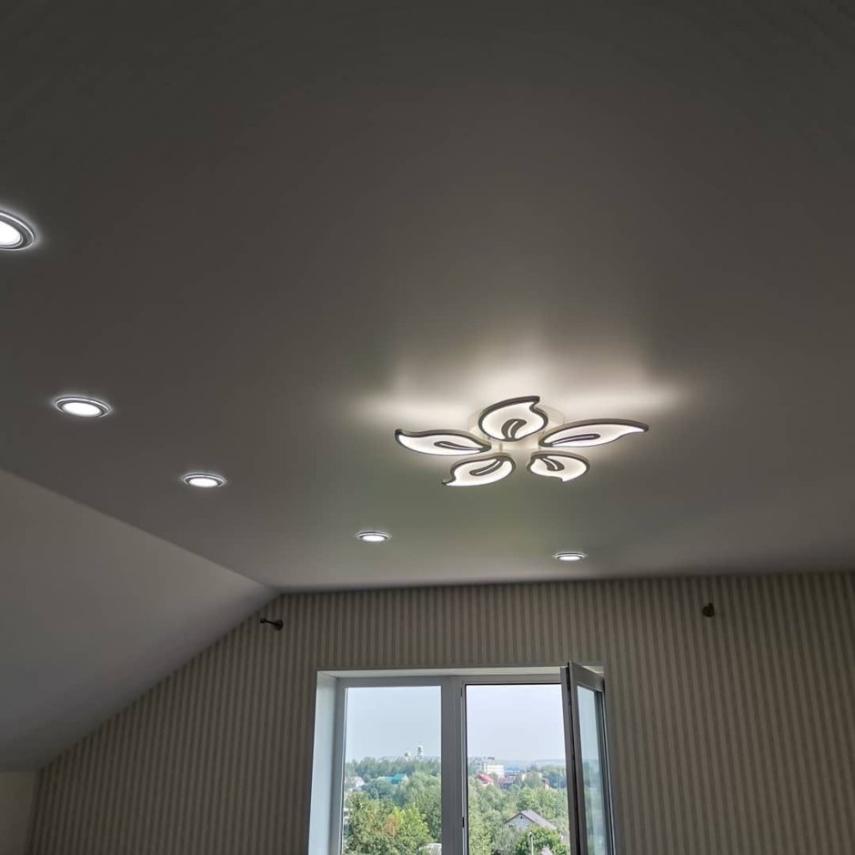 Натяжные потолки белый сатин с теплым оттенком