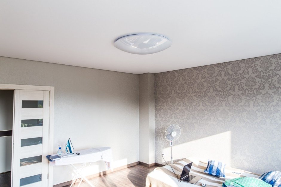 Матовый натяжной потолок м110