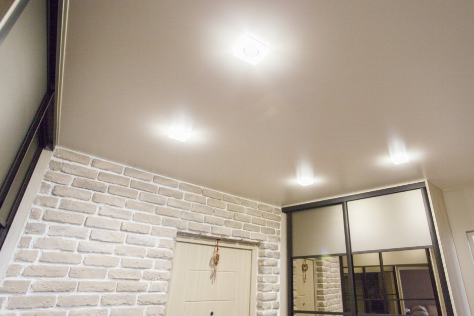 Потолок двухуровневый бежевый