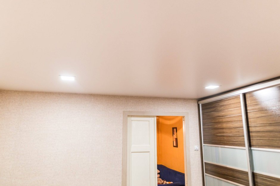 Белый сатиновый натяжной потолок