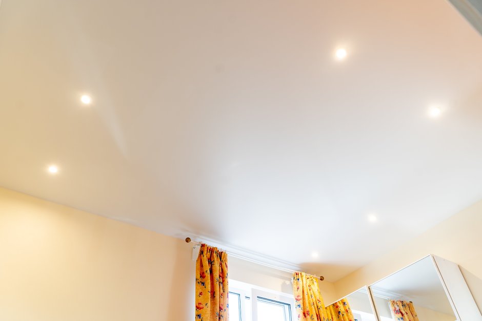 Натяжной потолок бежевый глянец