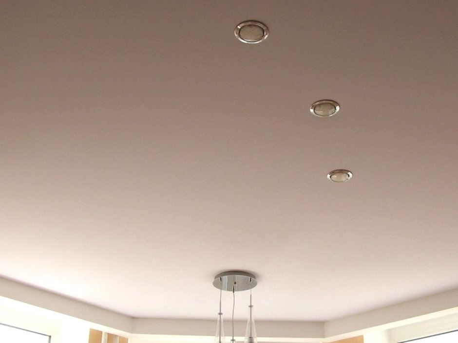 Бежевый глянцевый натяжной потолок