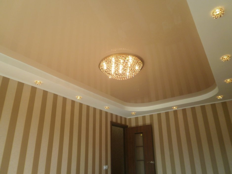 Глянцевый натяжной потолок