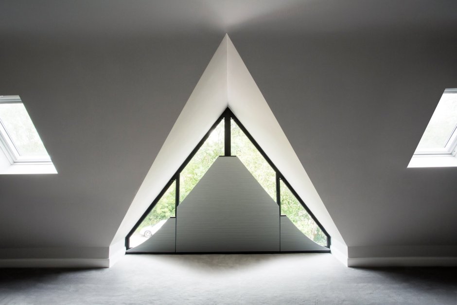 Треугольные окна на фронтоне