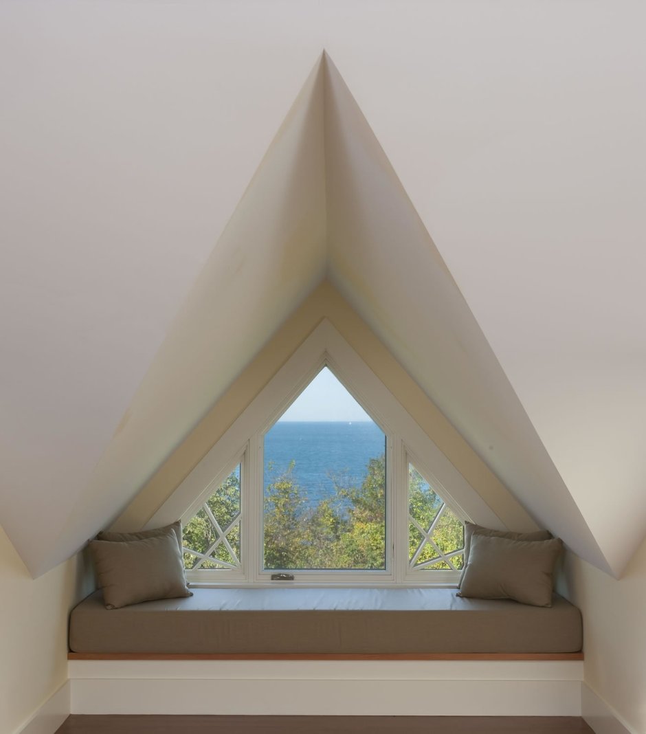 Треугольные деревянные окна