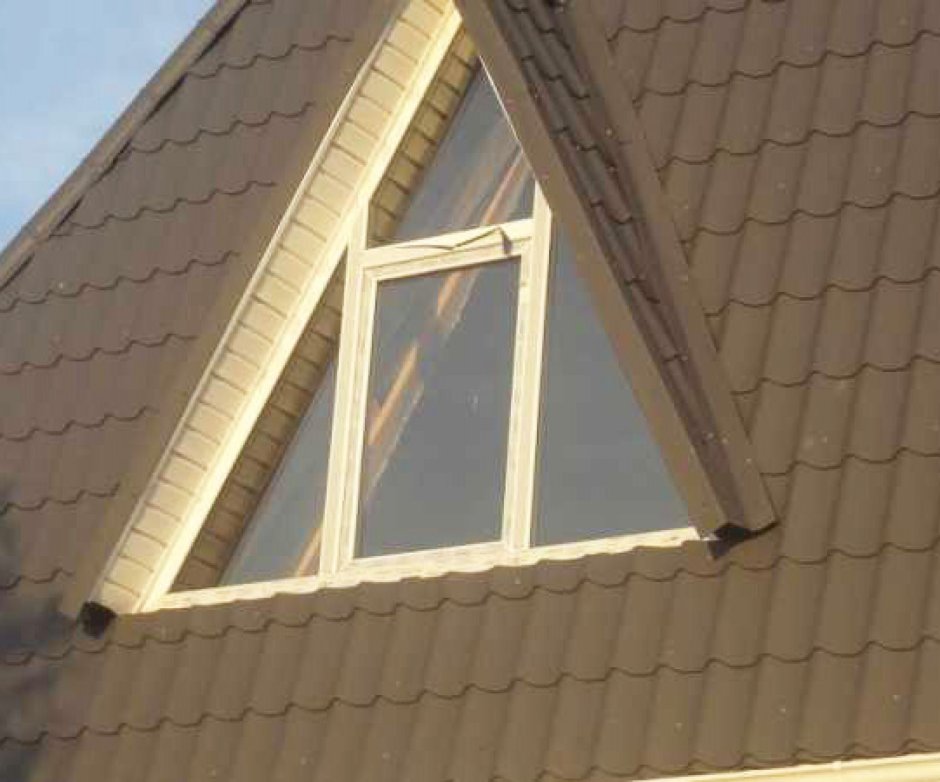 Треугольное окно в крыше