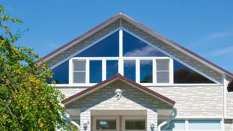 Фронтон с балконом