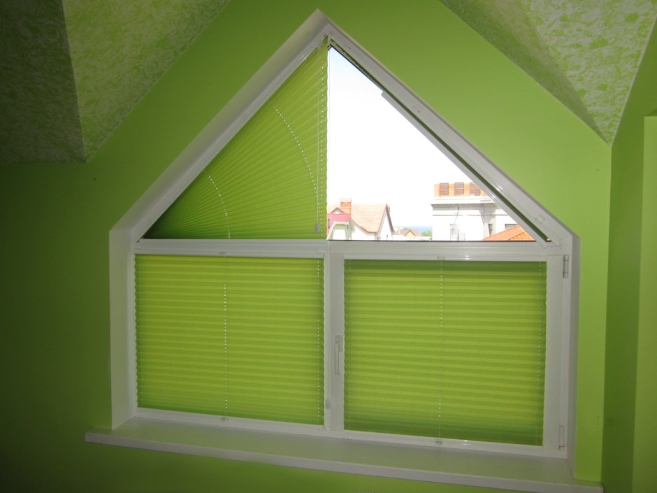 Треугольная крыша в кровле