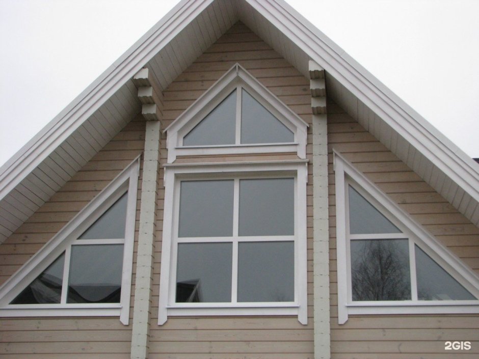 Треугольные окна на фронтоне