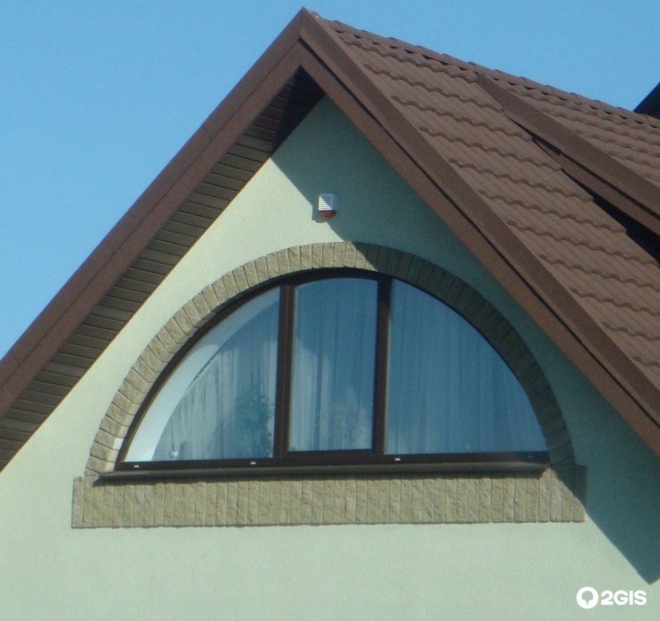 Круглое окно на чердаке