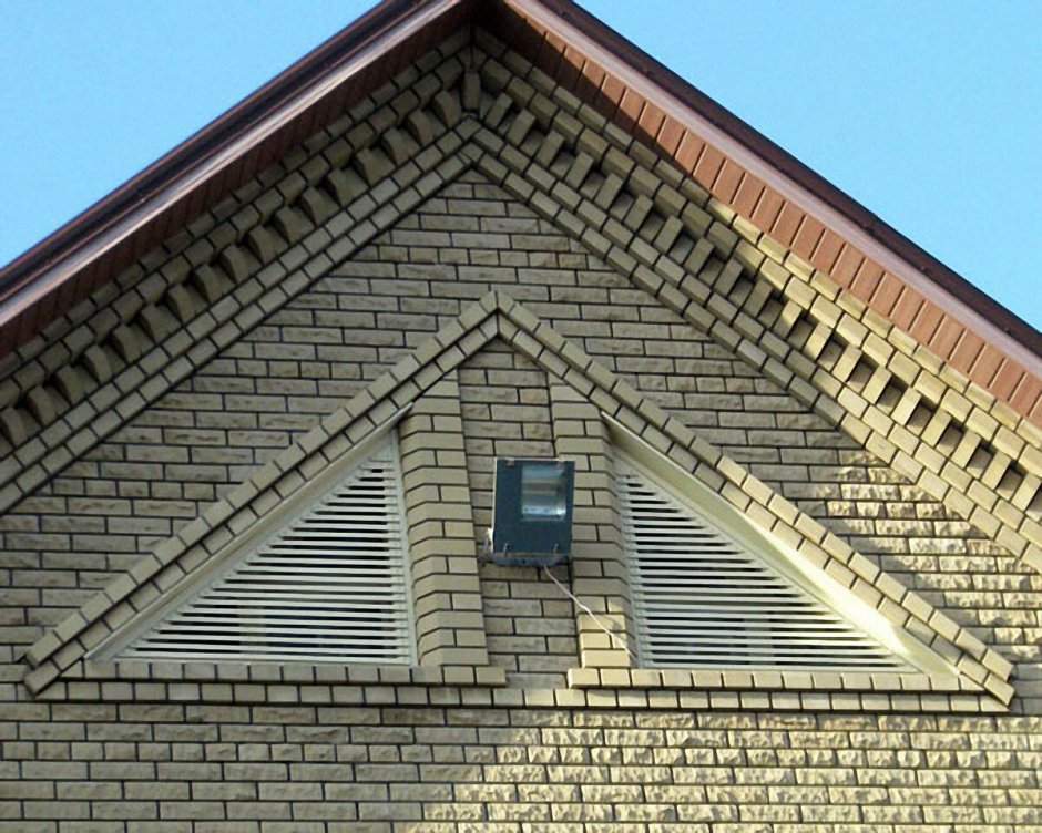 Красивые окна на фронтоне