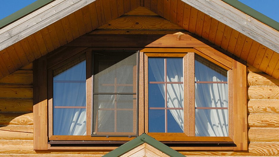 Окно в двускатной крыше