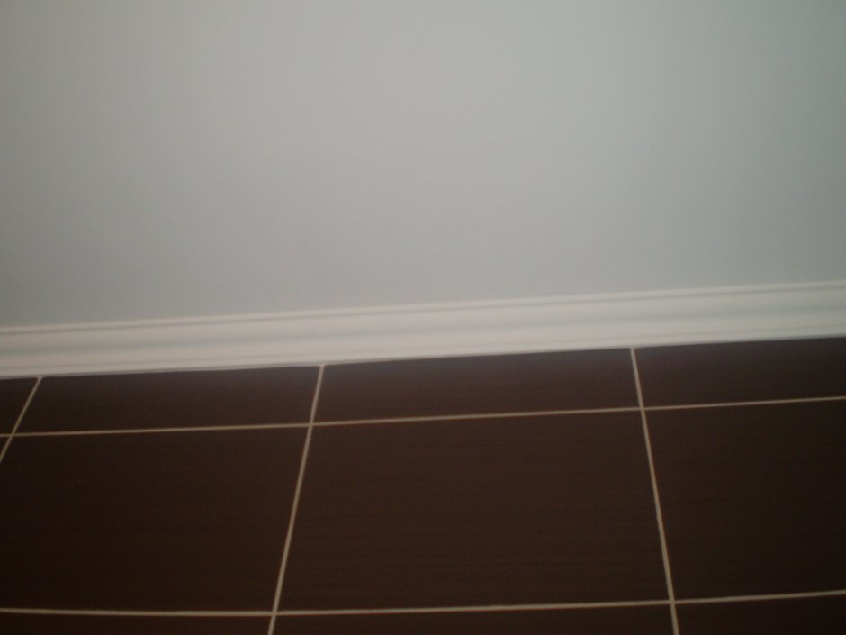 Плинтус в ванной комнате на потолке