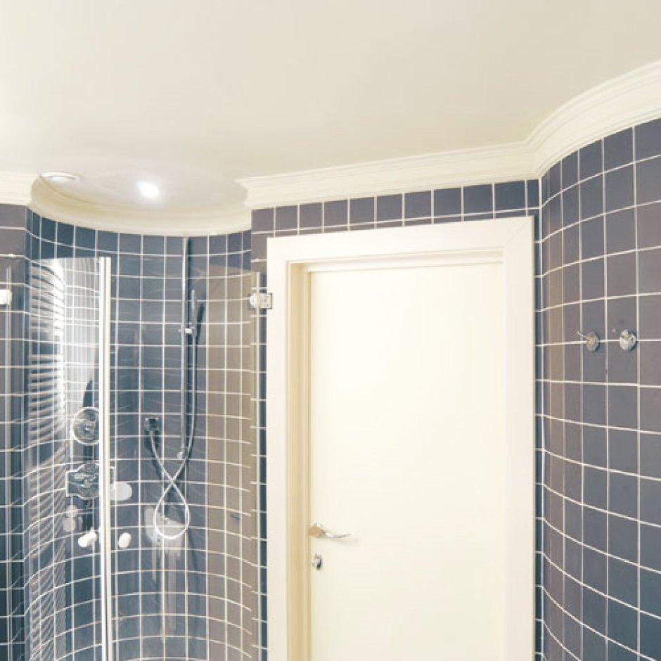 Потолочный плинтус в ванную комнату