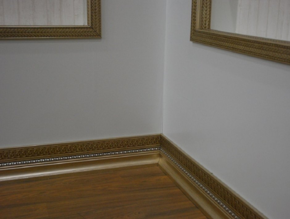 Потолочный плинтус на мансардном потолке