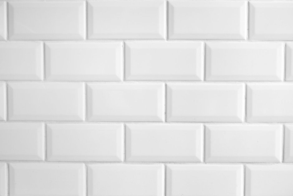 Белая плитка на стене