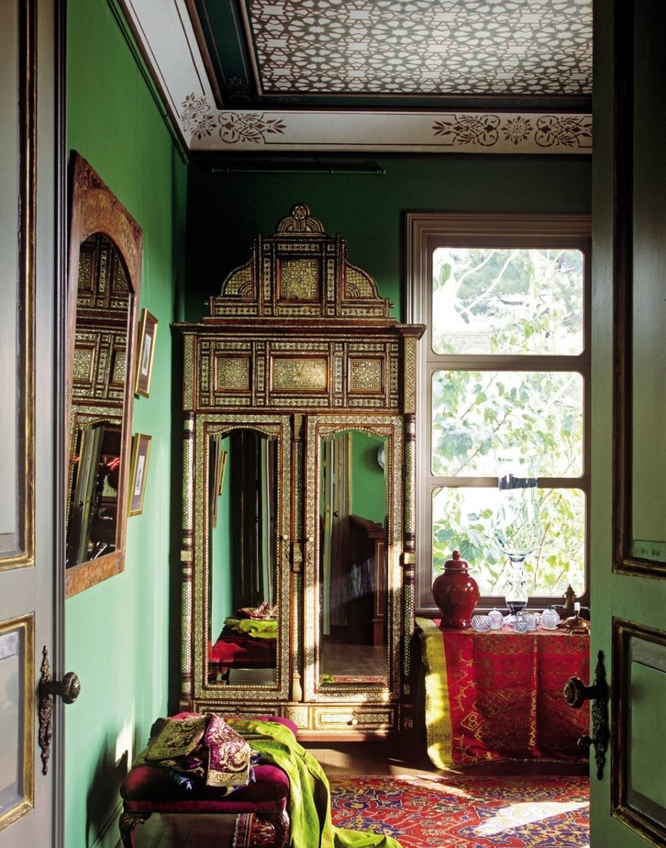 Шкаф в индийском стиле