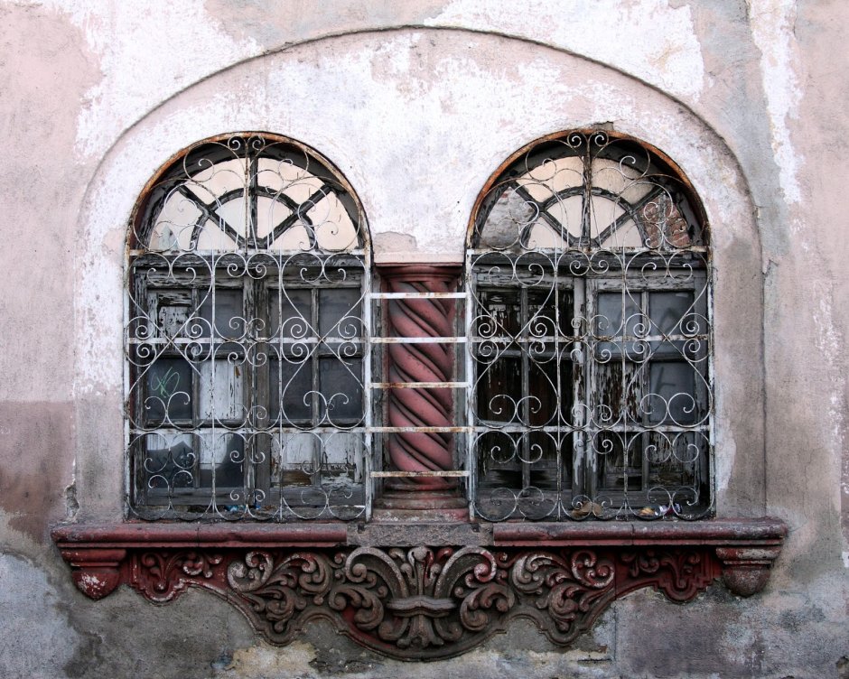 Красивое старинное окно