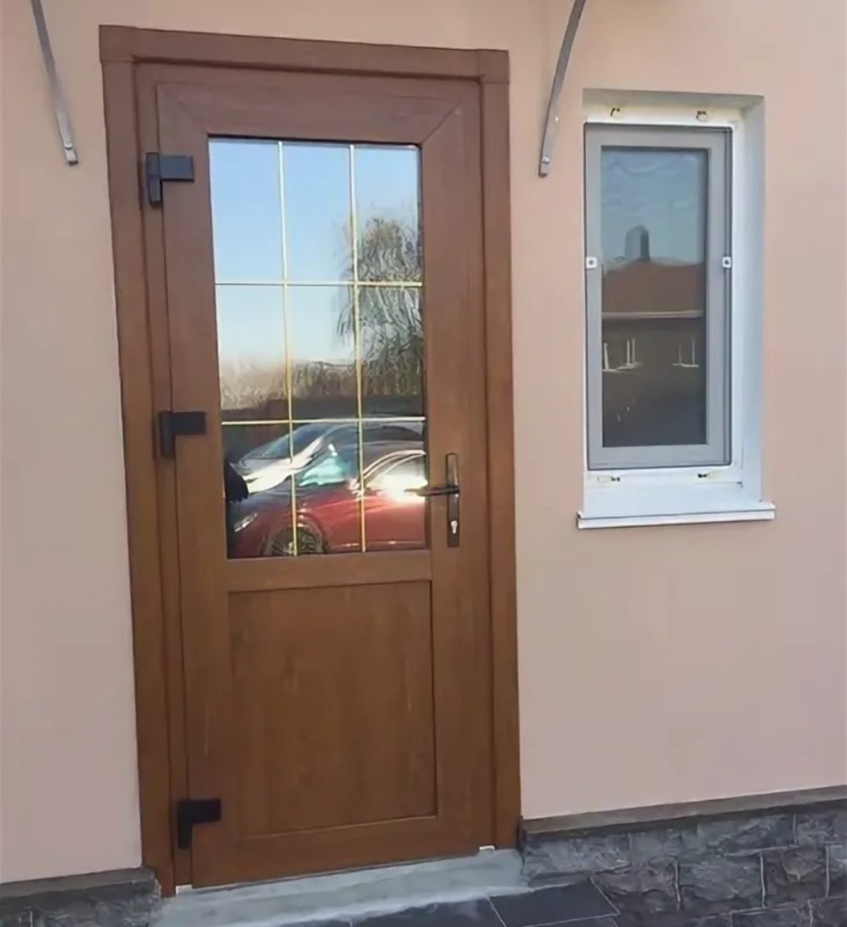 Коричневая пластиковая дверь со стеклом