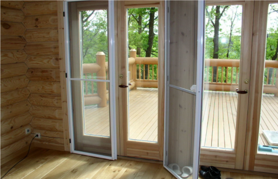 Входная пластиковая дверь в баню