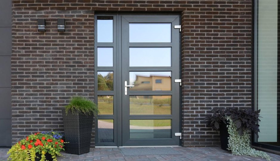 Пластиковая дверь Рехау входная