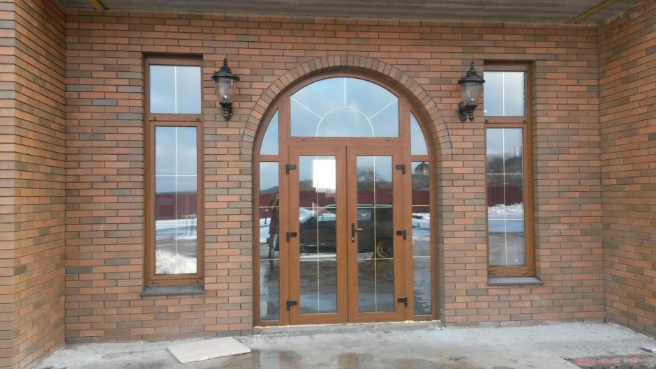 Дверь входная деревянная