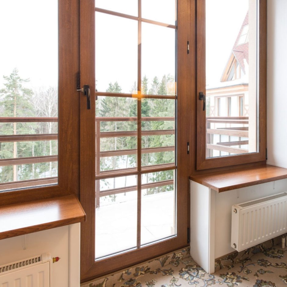 Входная дверь в деревянный дом