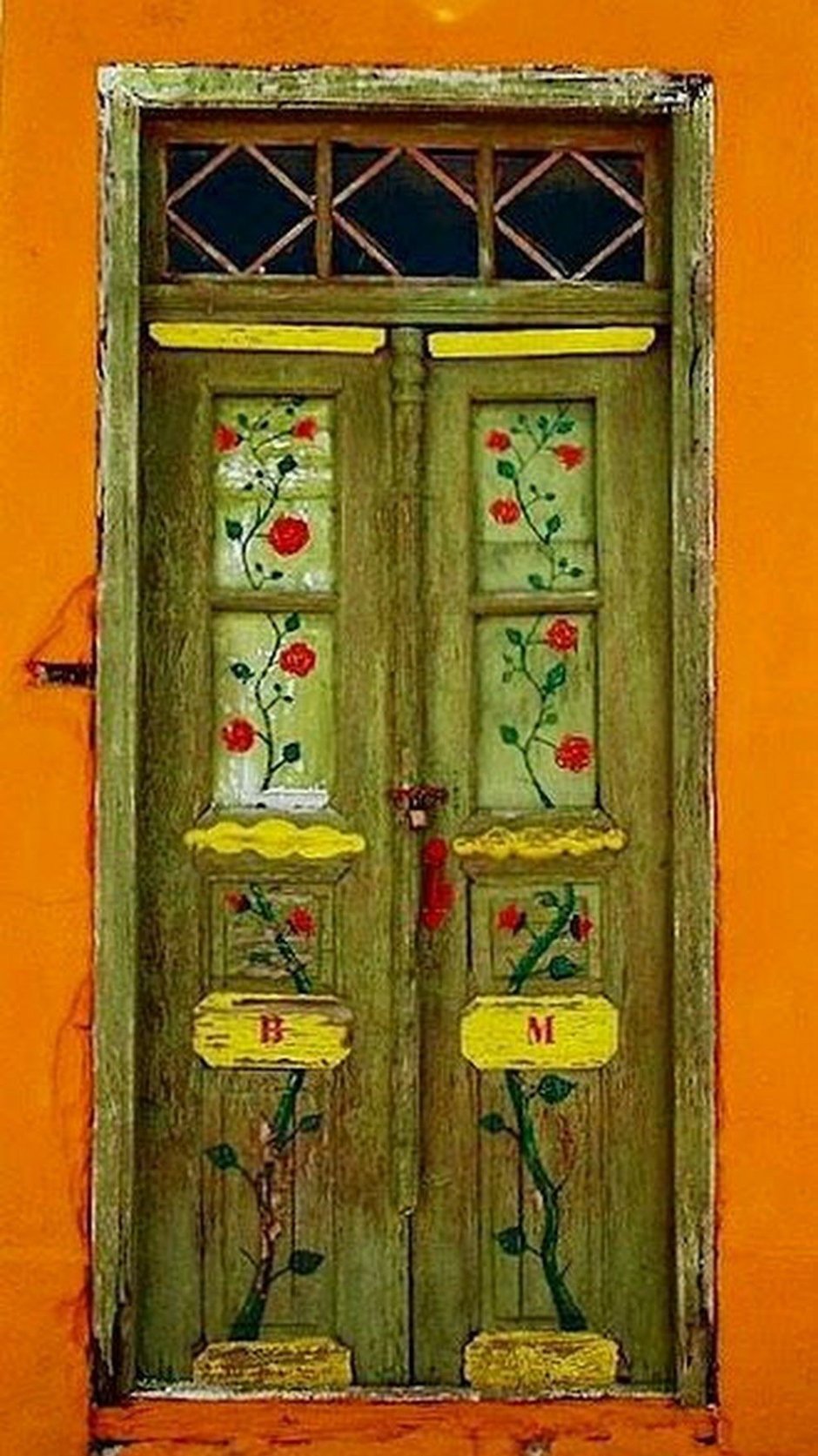 Красивая роспись узоры с цветами стен на улице