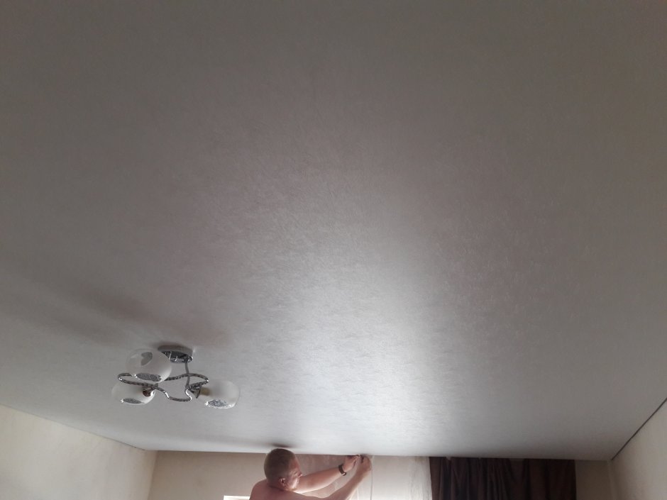 Матовый фактурный натяжной потолок