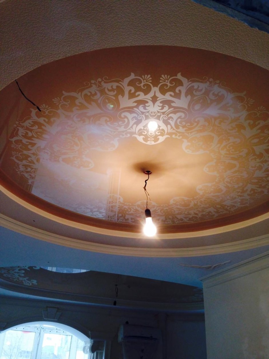 Потолок с натяжным потолками венецианка