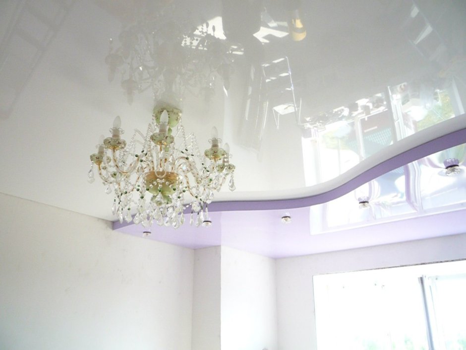 Глянцевый натяжной потолок