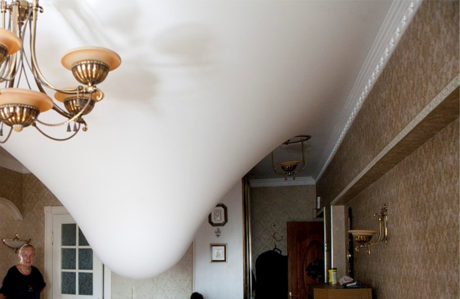 Затопили натяжной потолок