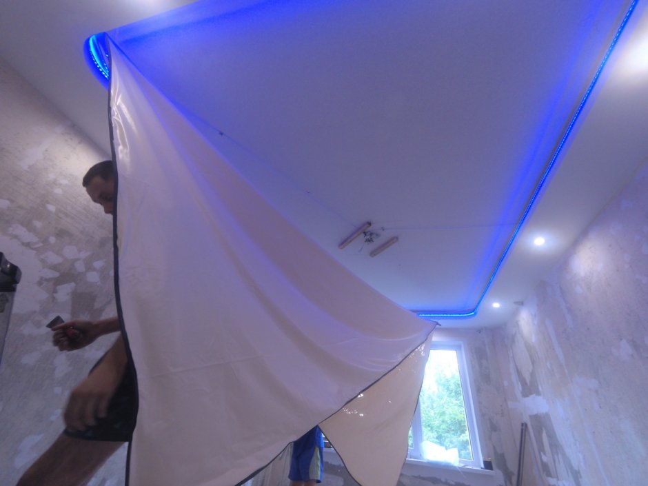 Натяжной потолок с подсветкой внутри