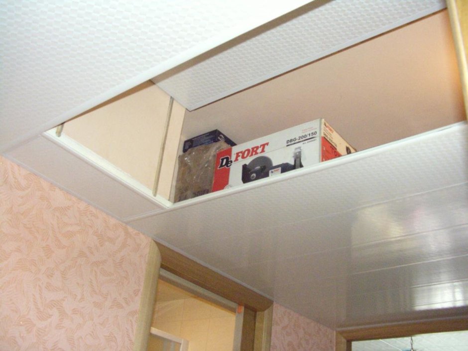 Встроенный шкаф в спальню с распашными дверями