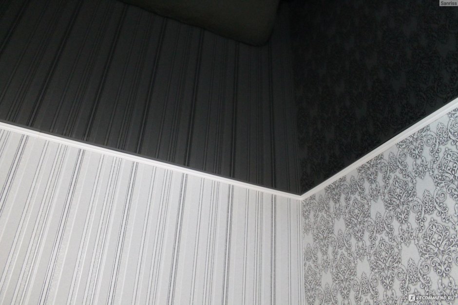 Белый потолок с черным плинтусом