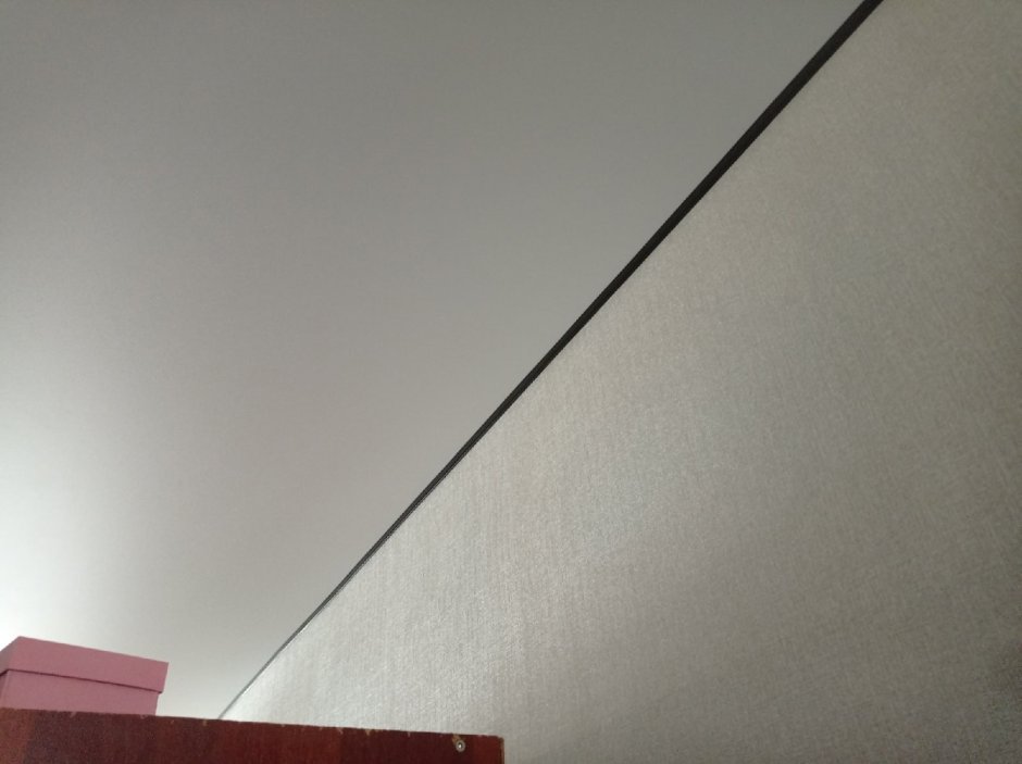 Теневой плинтус для потолка натяжного