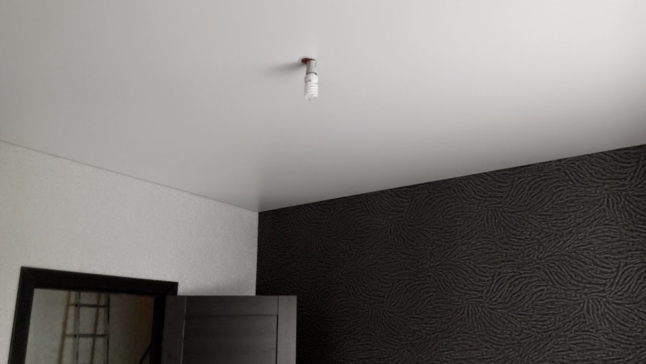 Потолок с серыми обоями