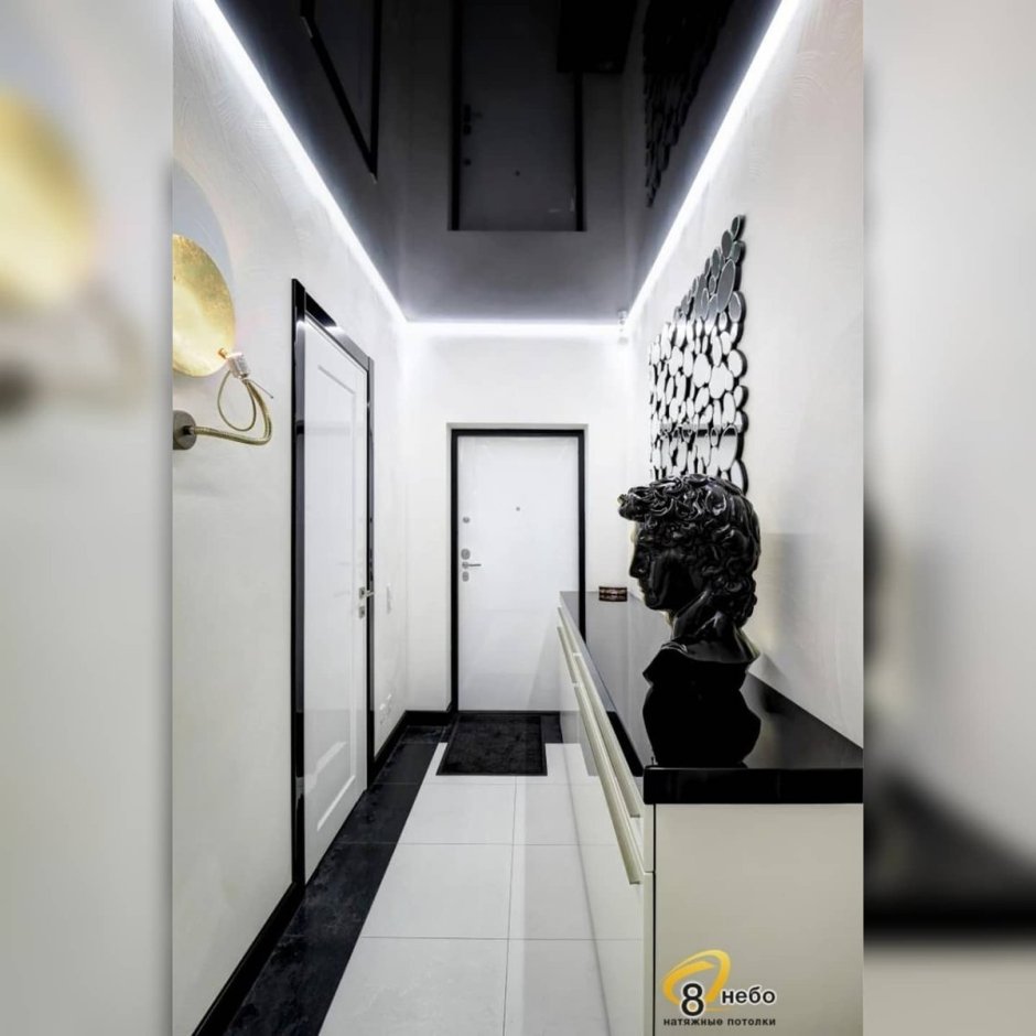 Чёрный глянцевый натяжной потолок в коридоре