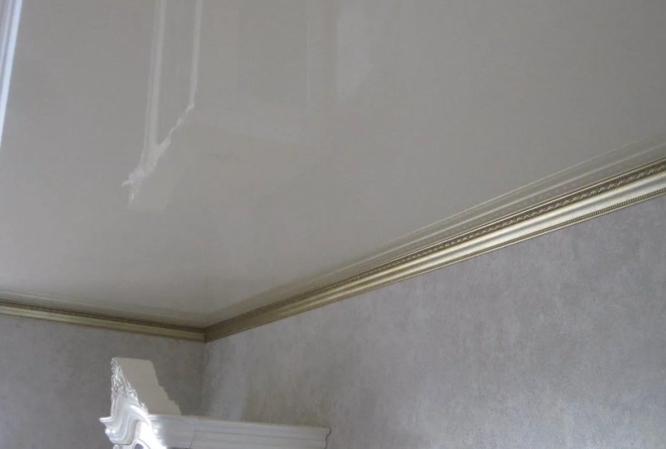 Потолочный плинтус под натяжной потолок 2х2