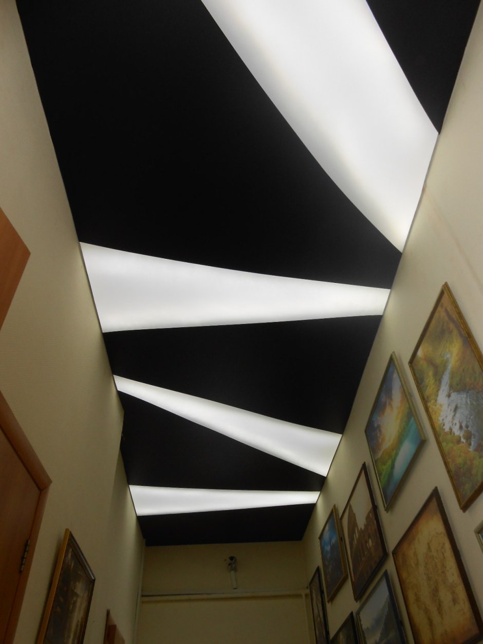 Натяжные потолки с черной полосой