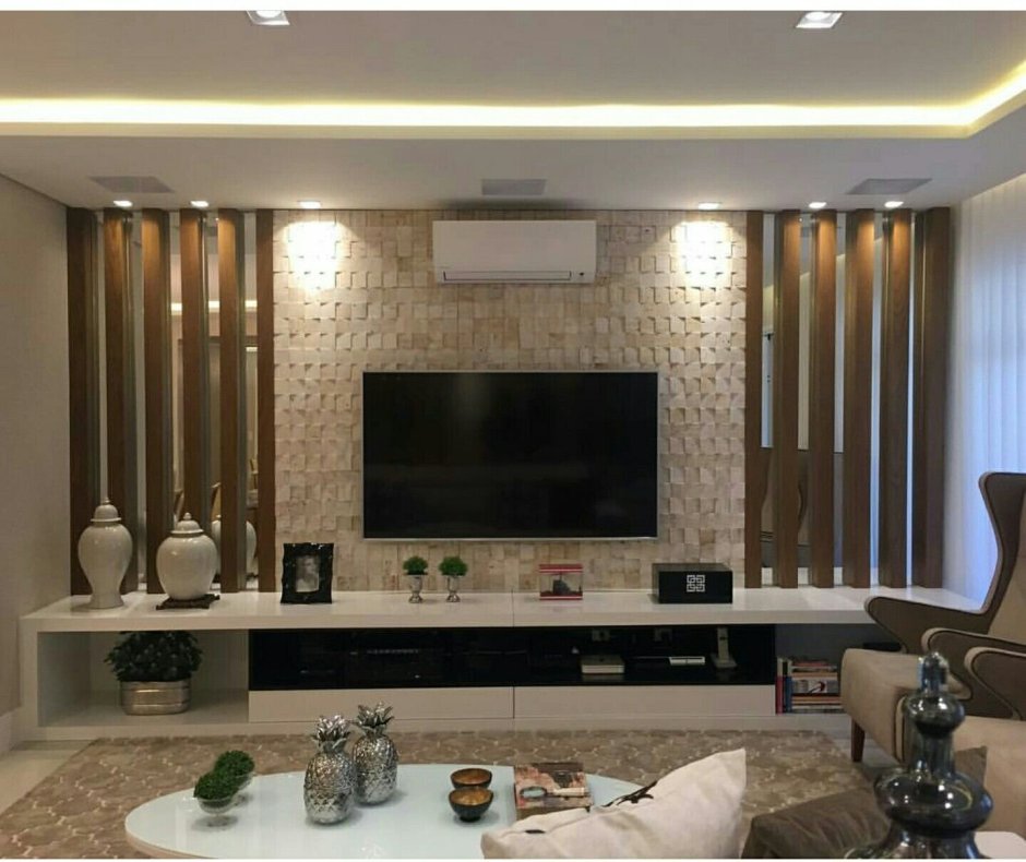 Рейки на стене с телевизором