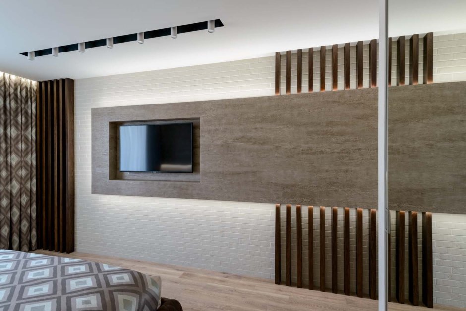 Рейки на стене с телевизором