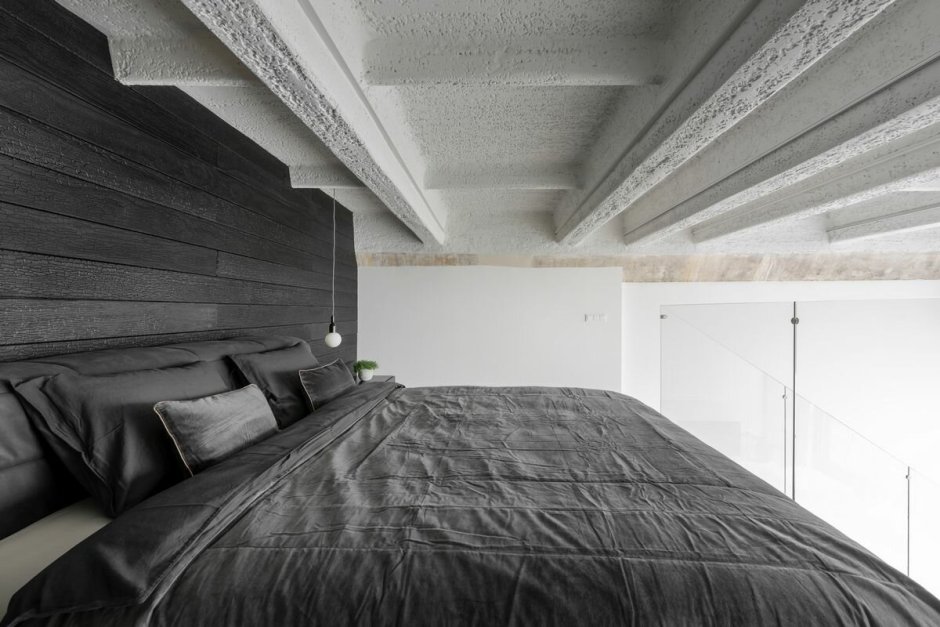Бетонный потолок в спальне