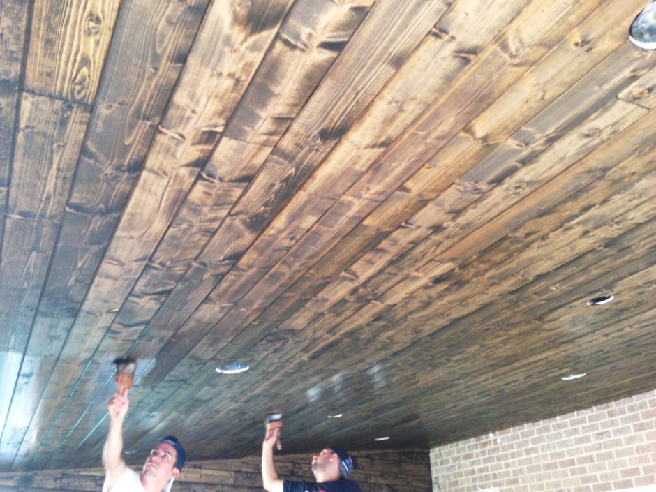 Потолок из необработанной доски
